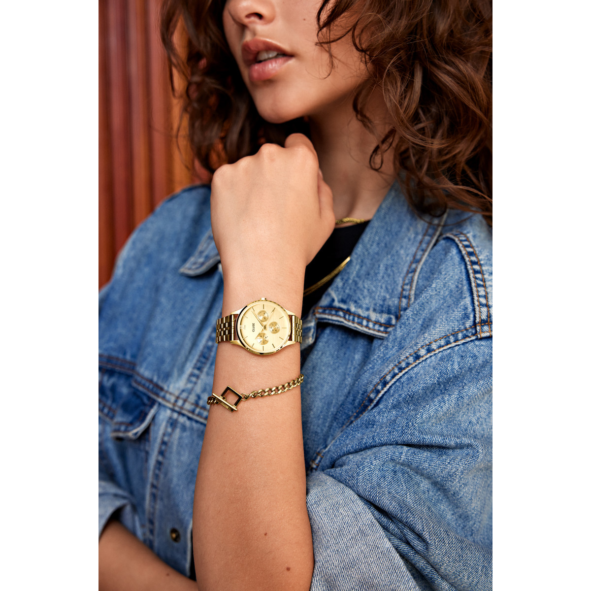 Montre CLUSE Minuit Multifunction femme cadran doré bracelet acier doré - vue porté 2