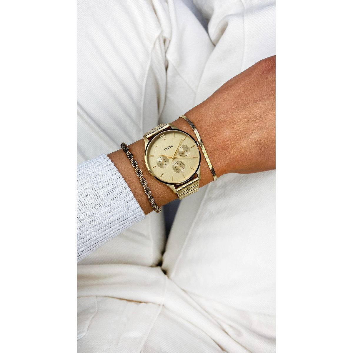 Montre CLUSE Minuit Multifunction femme cadran doré bracelet acier doré - vue porté 3