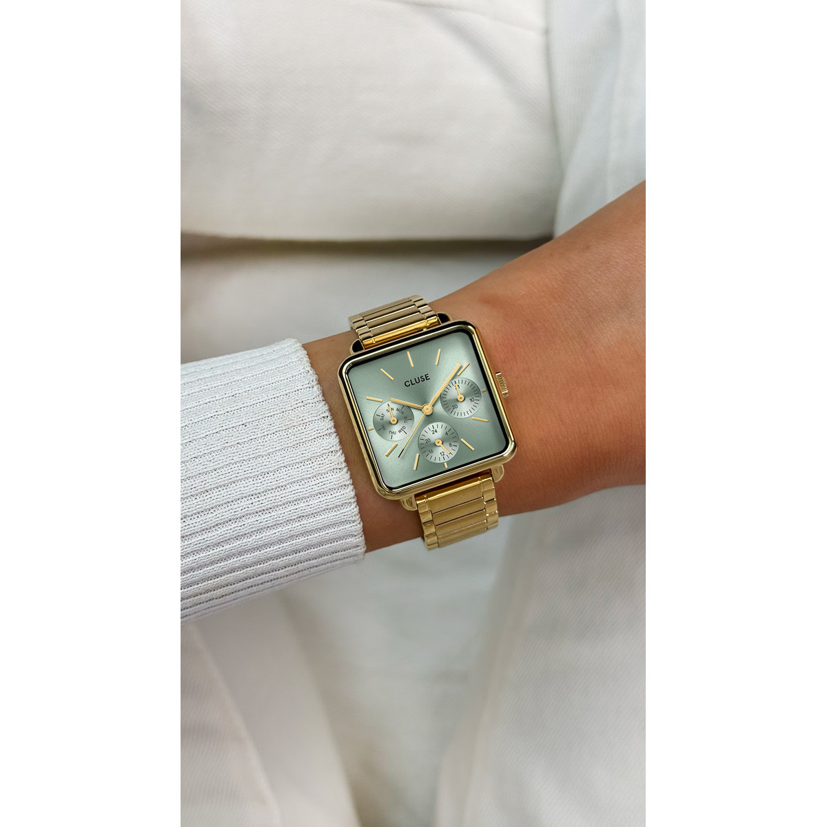 Montre CLUSE La Tétragone Multifunction femme cadran vert bracelet acier doré - vue porté 1