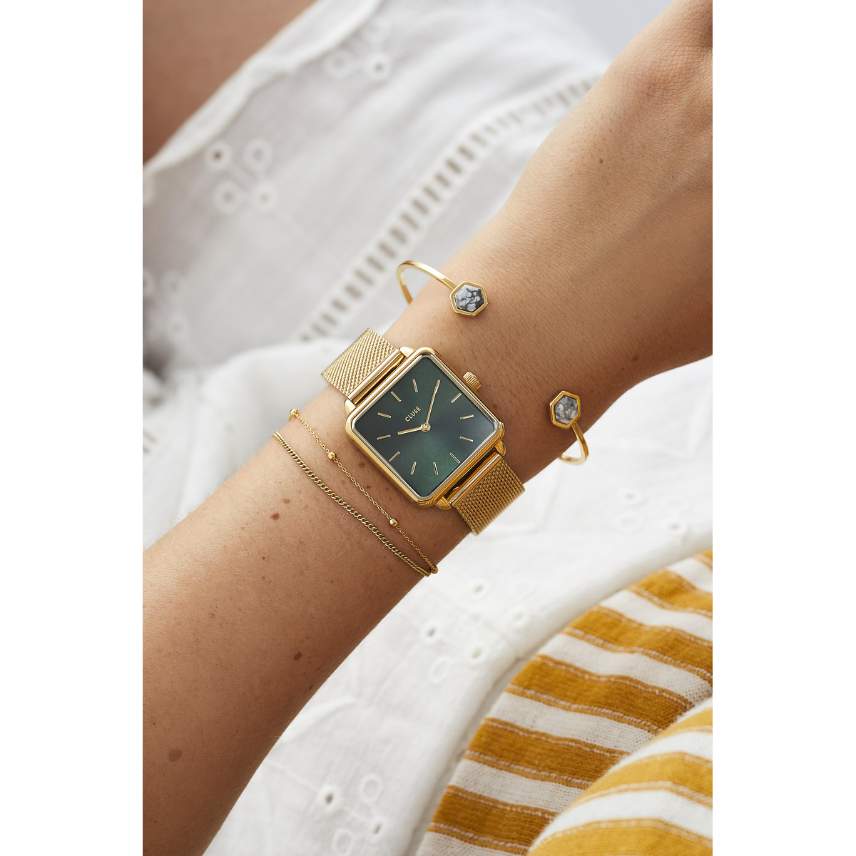 Montre CLUSE La Tétragone femme cadran vert bracelet acier doré - vue porté 2