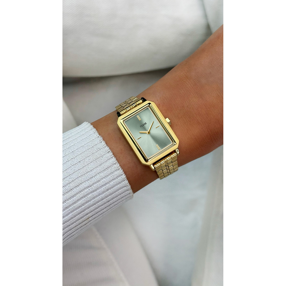 Montre CLUSE Fluette femme cadran vert bracelet acier doré - vue porté 1
