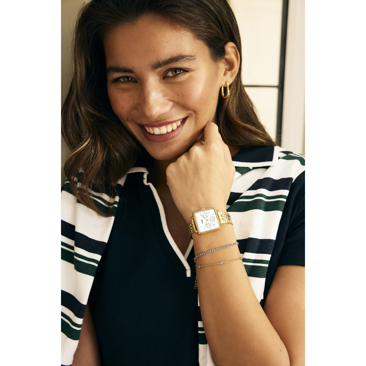 Montre CLUSE La Tétragone Multifunction femme cadran blanc bracelet acier doré - vue porté 2