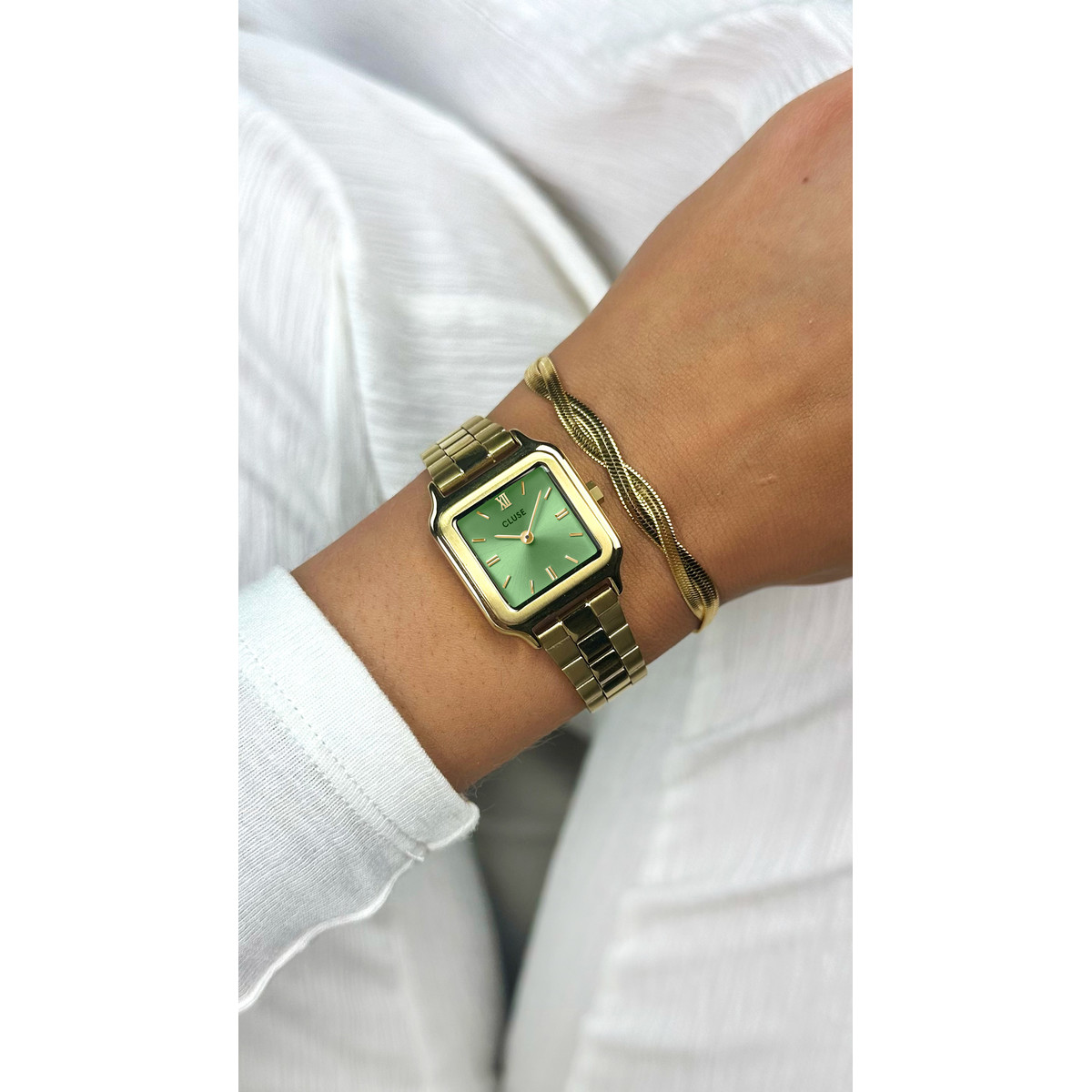 Montre CLUSE Gracieuse Petite femme cadran vert bracelet acier doré - vue porté 1