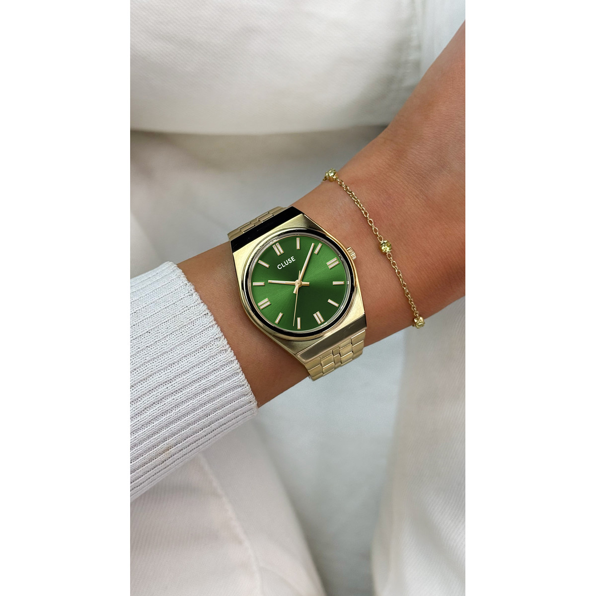 Montre CLUSE Retro 70's femme cadran vert bracelet acier doré - vue porté 1