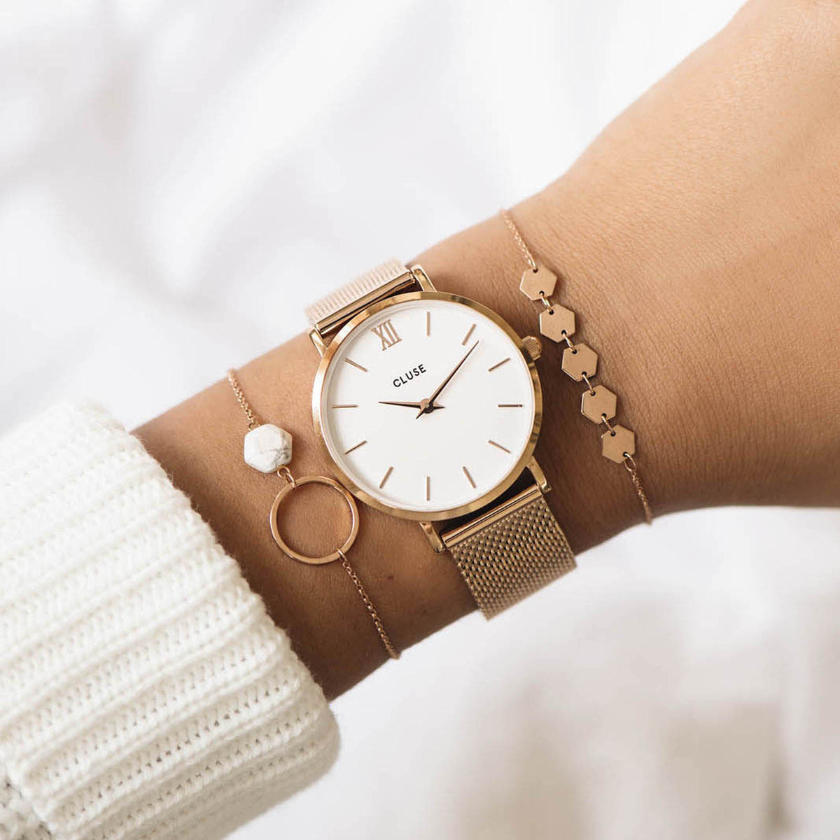 Montre CLUSE Minuit femme cadran blanc bracelet acier rose or - vue porté 1