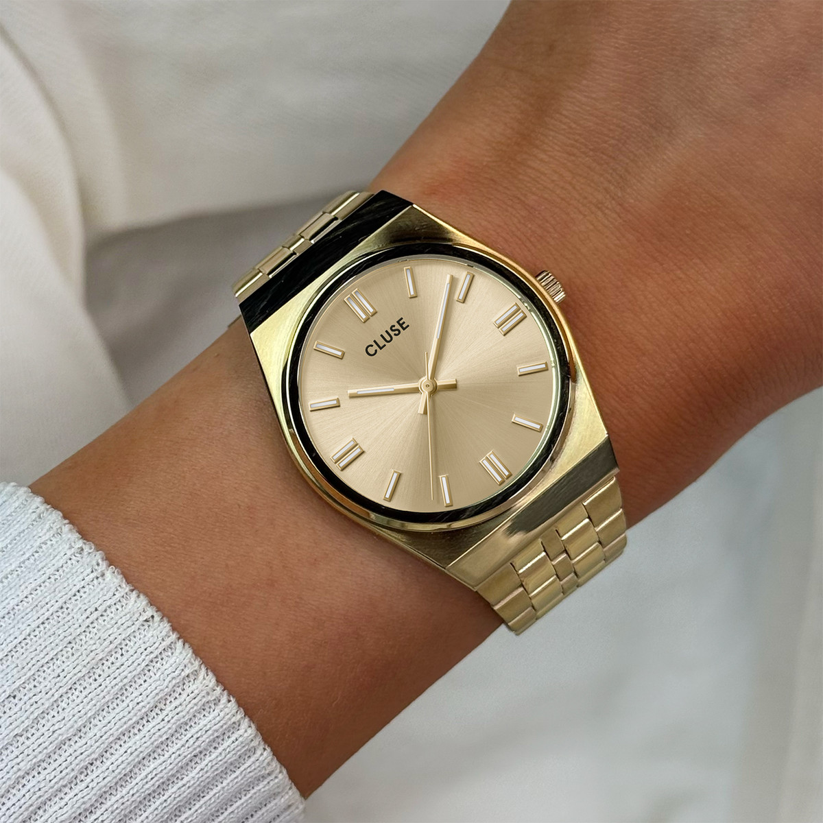 Montre CLUSE Retro 70's femme cadran doré bracelet acier doré - vue porté 1
