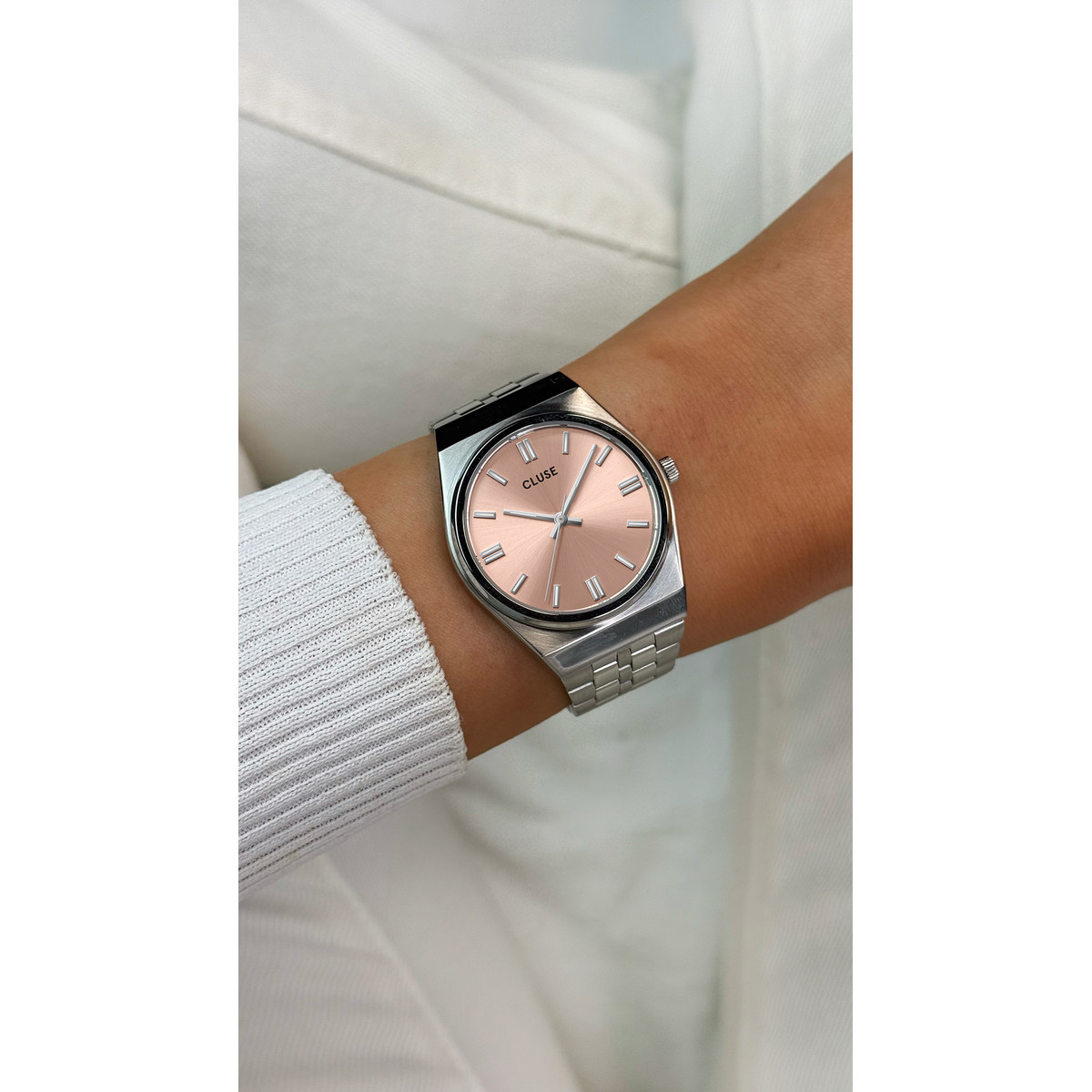 Montre CLUSE Retro 70's femme cadran rose bracelet acier - vue porté 1