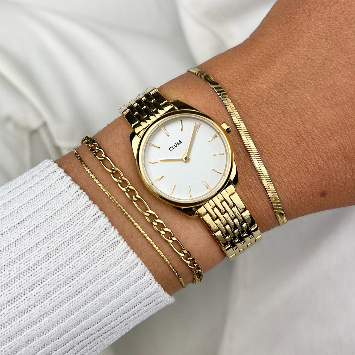 Montre CLUSE Féroce femme cadran blanc bracelet acier doré - vue porté 1