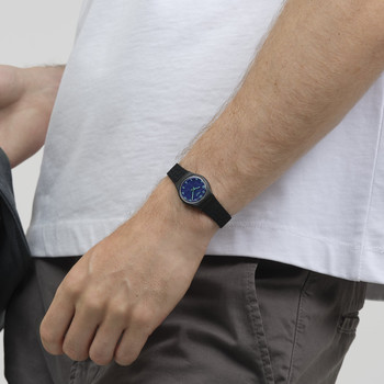 Montre SWATCH essentials femme cadran gris bracelet plastique gris