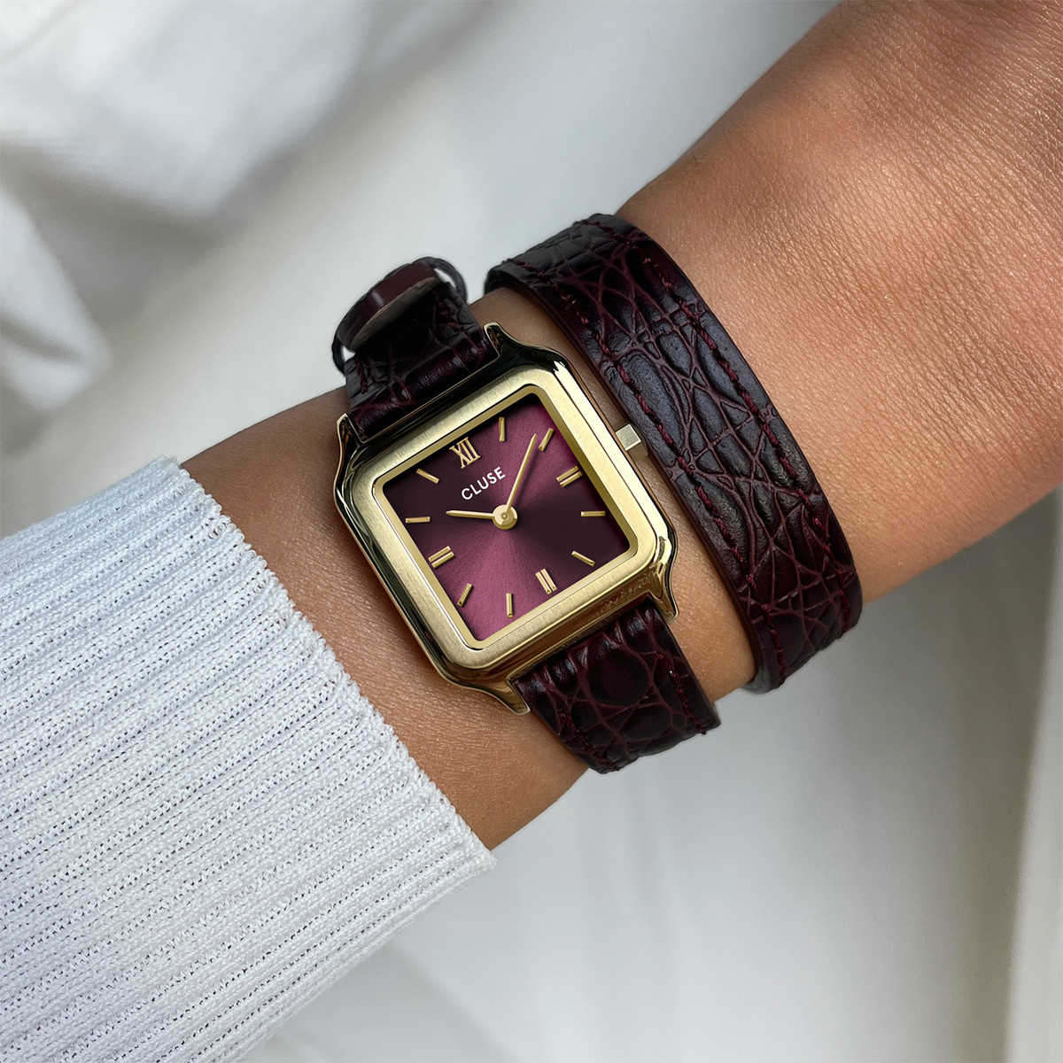Montre CLUSE GRACIEUSE PETITE Femme cadran rouge bracelet cuir bordeaux - vue porté 1