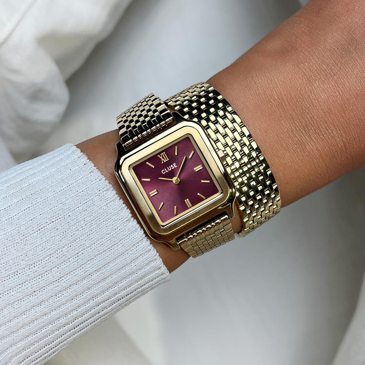 Montre CLUSE GRACIEUSE Femme cadran rouge bracelet acier inoxydable doré - vue porté 1