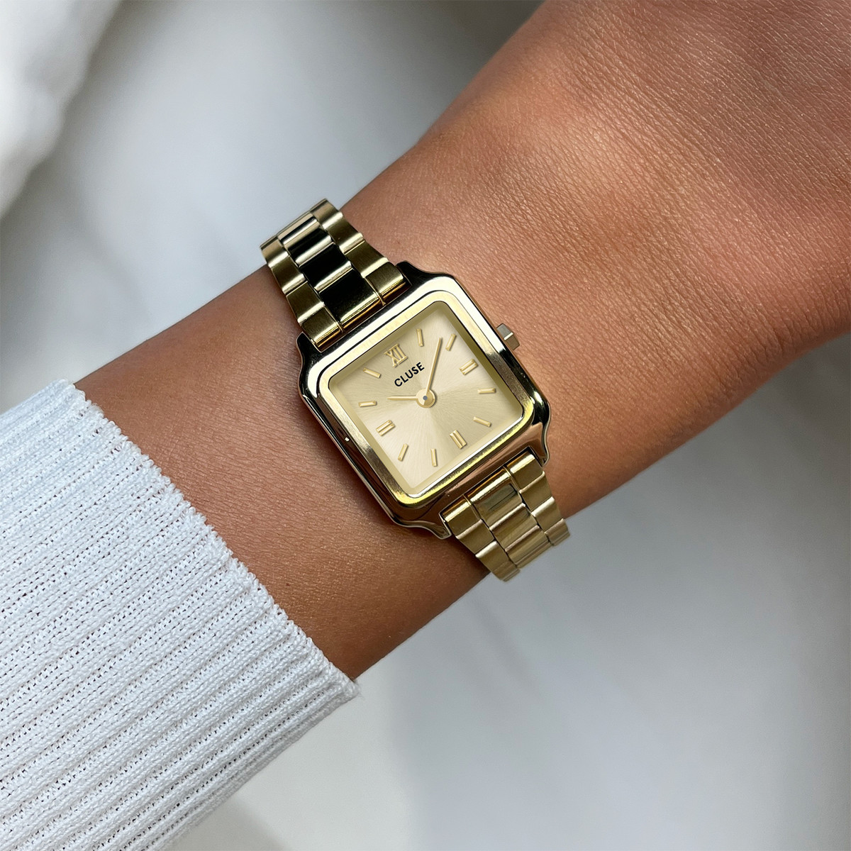 Montre CLUSE GRACIEUSE MINI Femme cadran doré bracelet acier inoxydable doré - vue porté 1