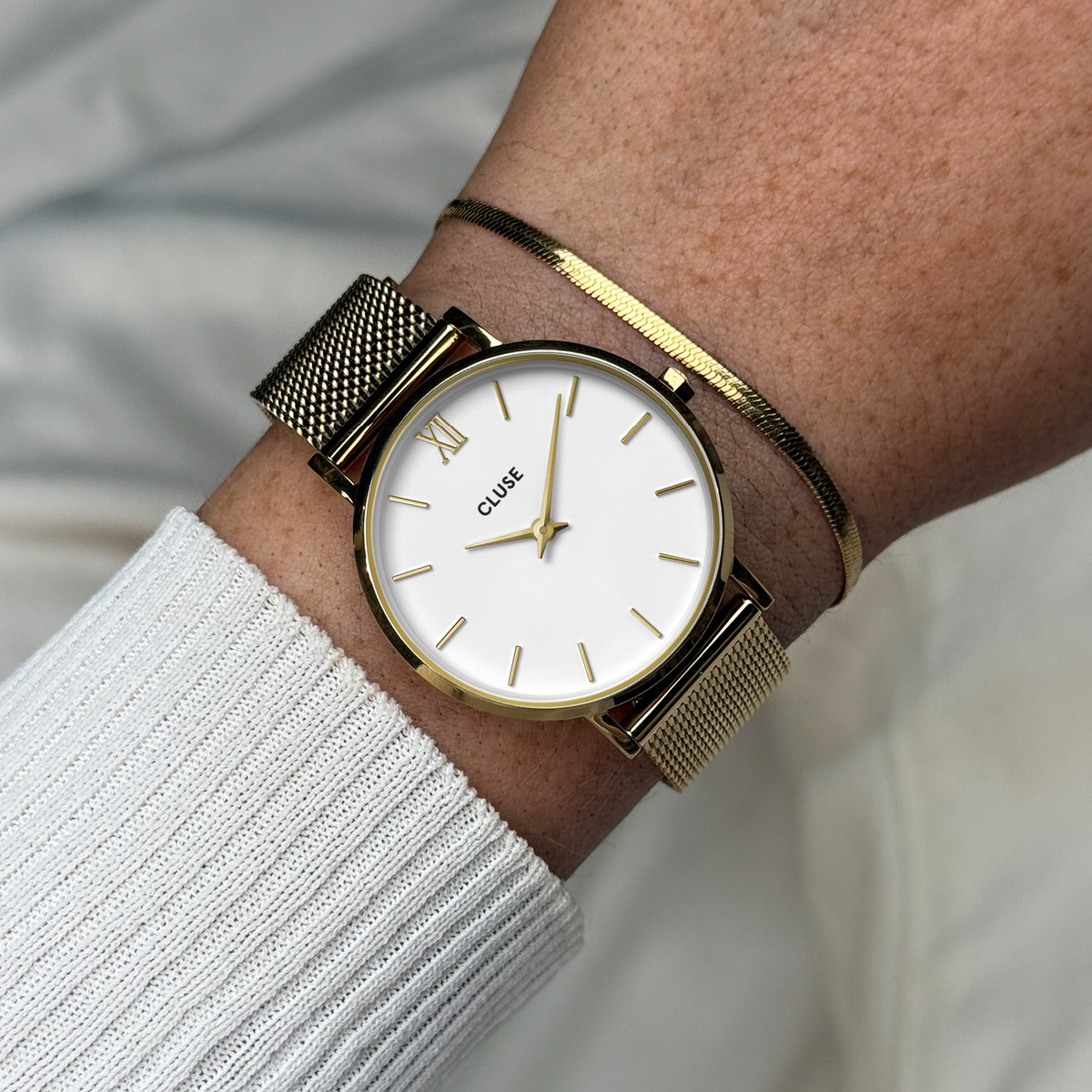 Montre CLUSE BLACK FRIDAY Femme cadran blanc bracelet acier inoxydable doré - vue porté 1