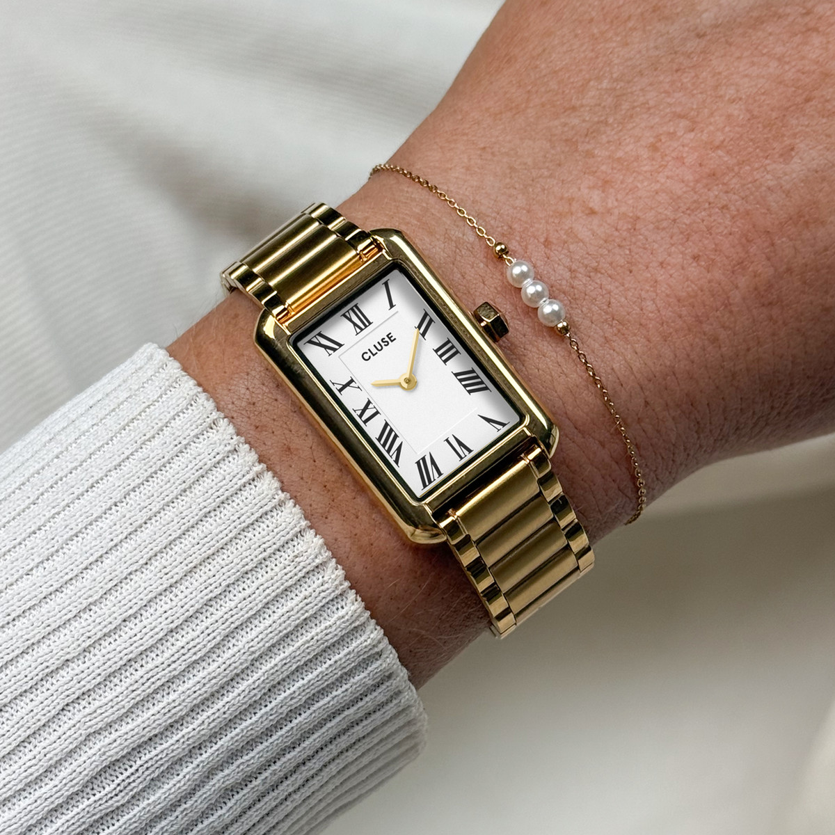 Montre CLUSE FESTIVE 25 Femme cadran blanc bracelet acier inoxydable doré - vue porté 1
