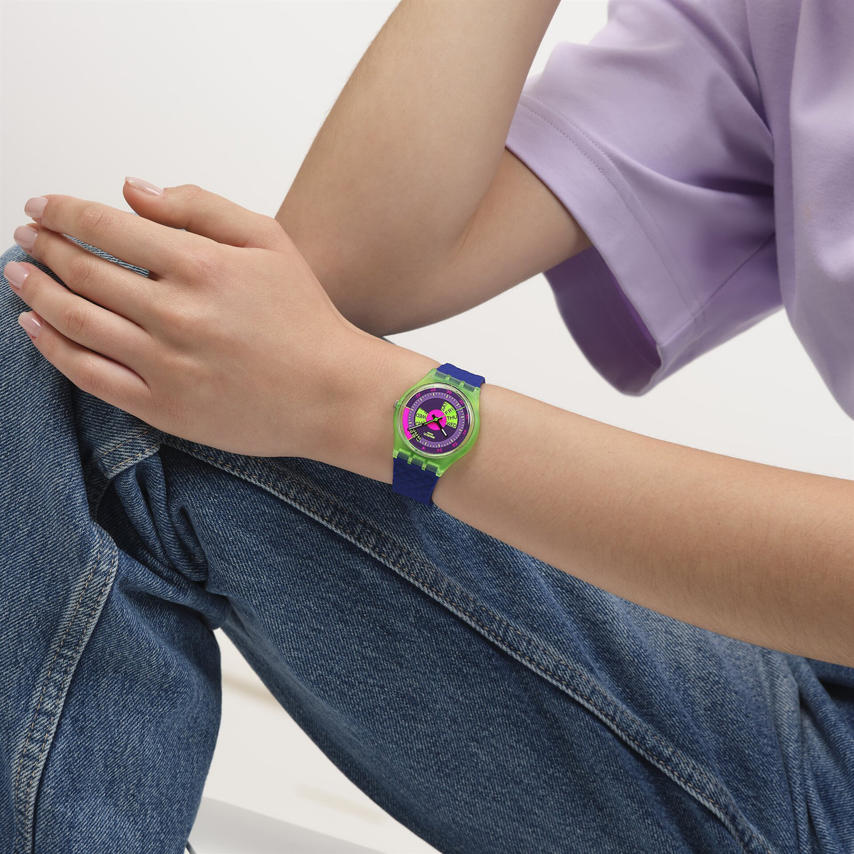 Montre SWATCH neon mixte bracelet silicone bleu - vue porté 1