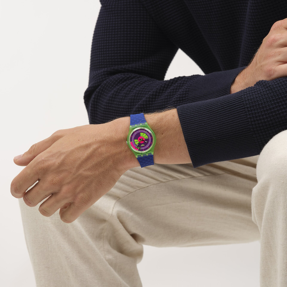 Montre SWATCH neon mixte bracelet silicone bleu - vue porté 2