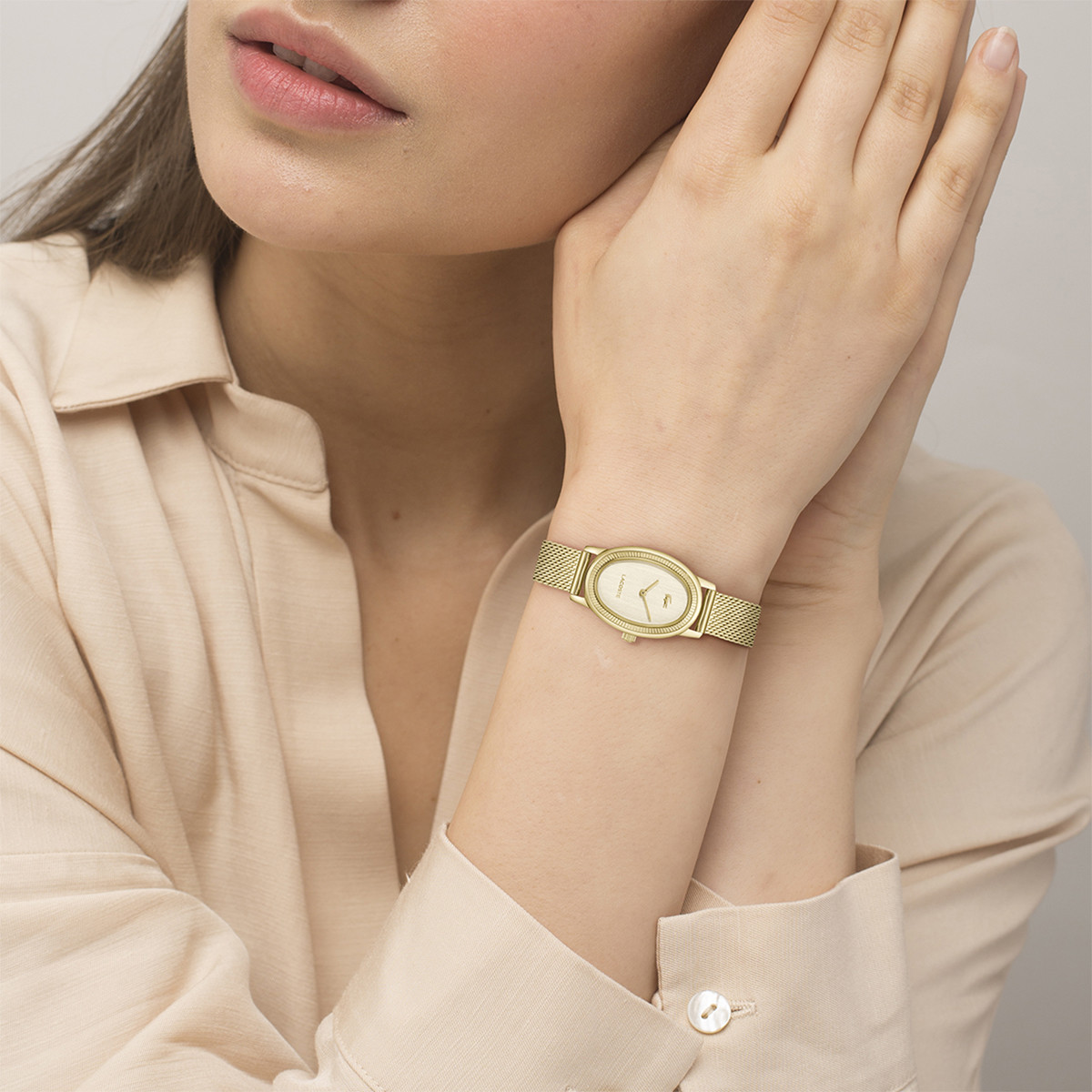 Montre LACOSTE LACOSTE parisienne femme bracelet acier inoxydable doré jaune - vue porté 1