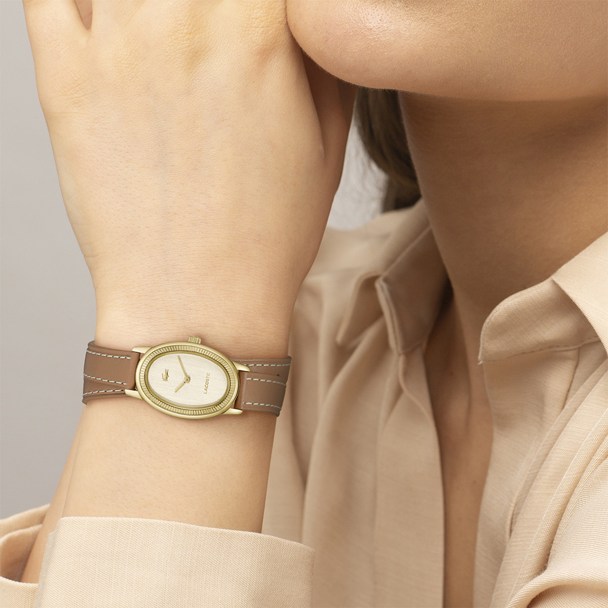 Montre LACOSTE LACOSTE parisienne femme bracelet cuir marron - vue porté 1