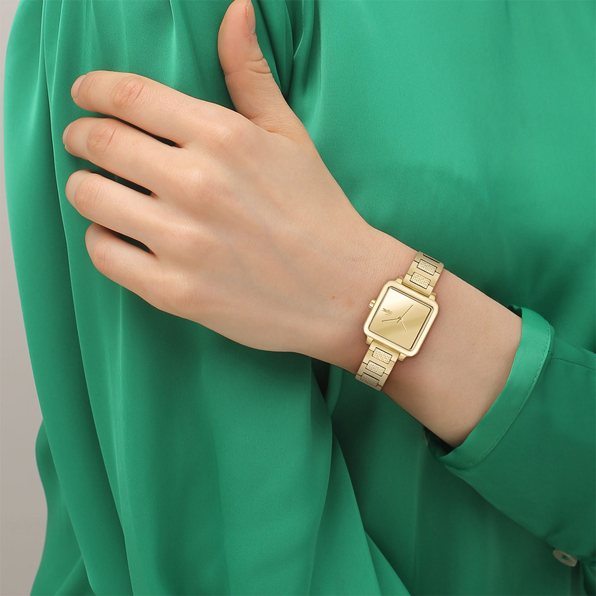 Montre LACOSTE LACOSTE.12.12 leap femme bracelet acier inoxydable doré jaune - vue porté 1