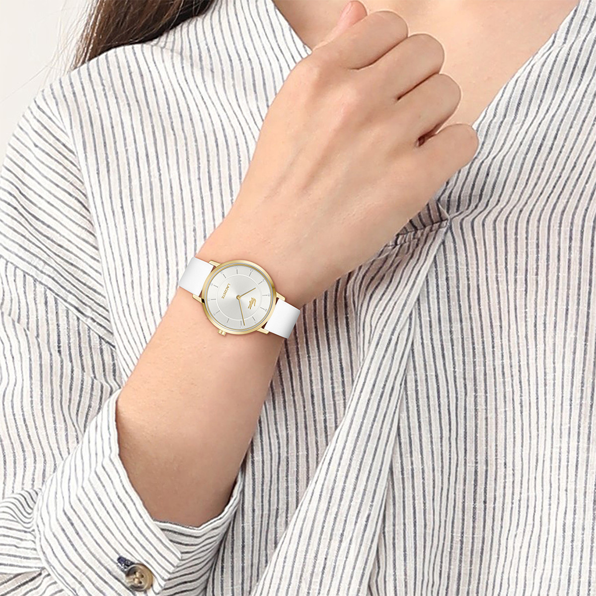 Montre LACOSTE crocorigin femme bracelet silicone blanc - vue porté 1