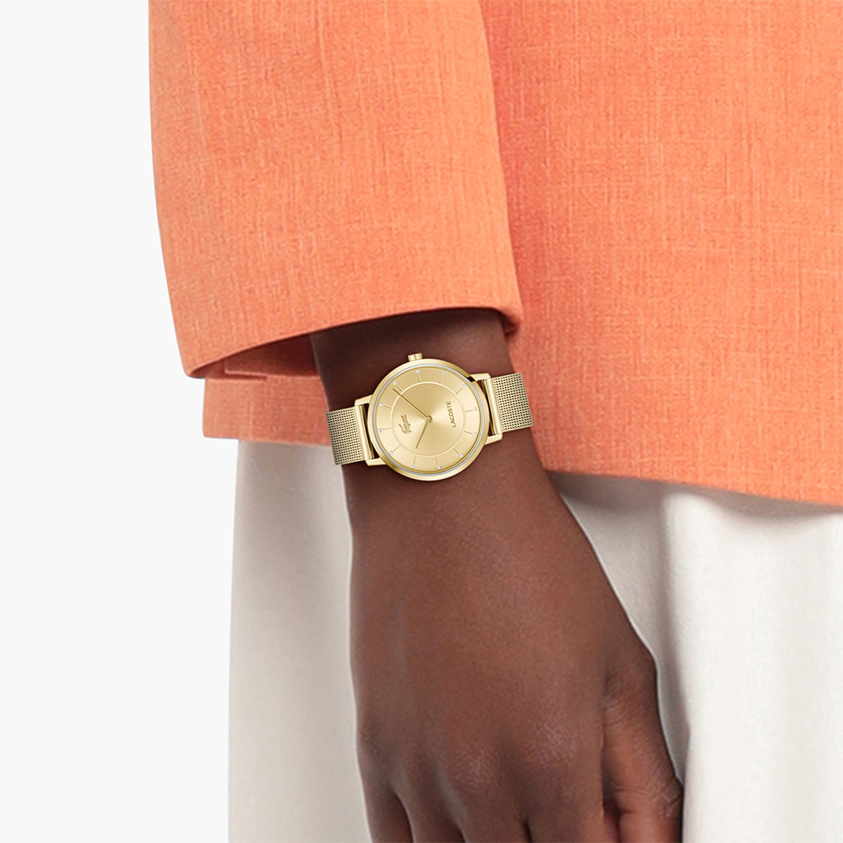 Montre LACOSTE crocorigin femme bracelet acier inoxydable doré jaune - vue porté 1