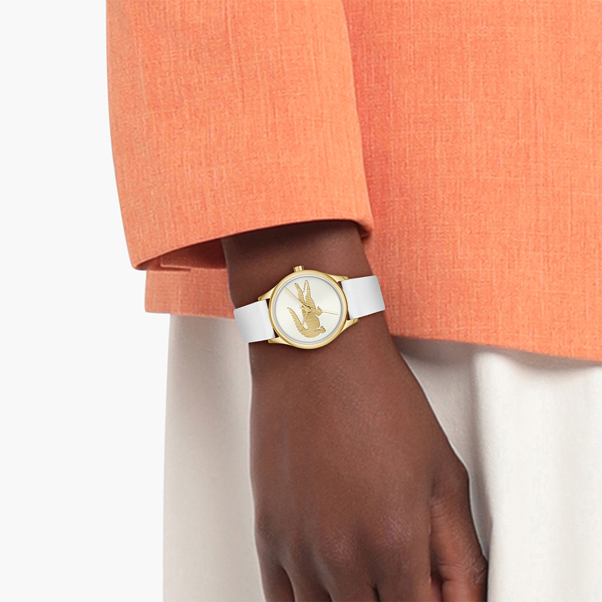 Montre LACOSTE crocodelle femme bracelet silicone blanc - vue porté 1