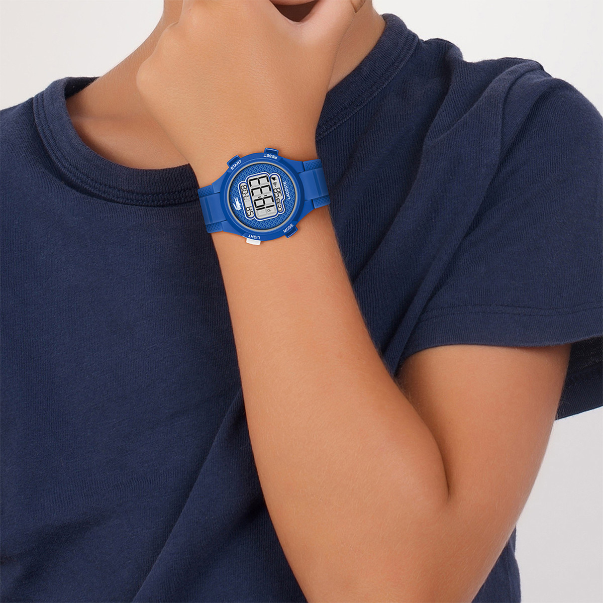 Montre LACOSTE lc33 enfant bracelet silicone bleu - vue porté 1