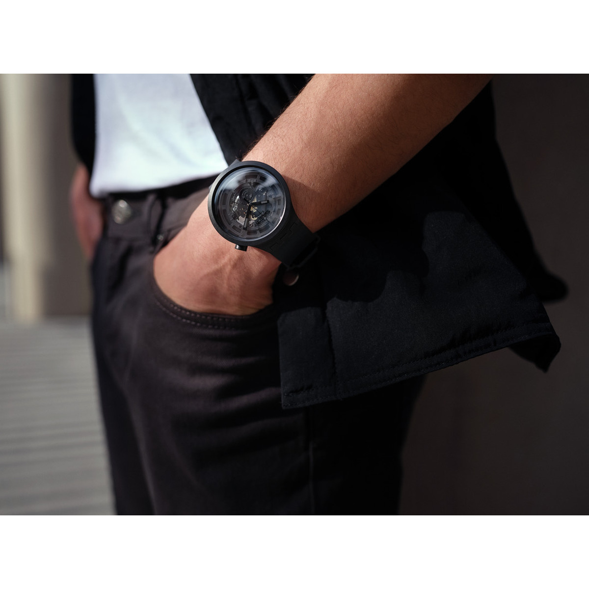 Montre Swatch mixte matériau biosourcé noir - vue porté 2