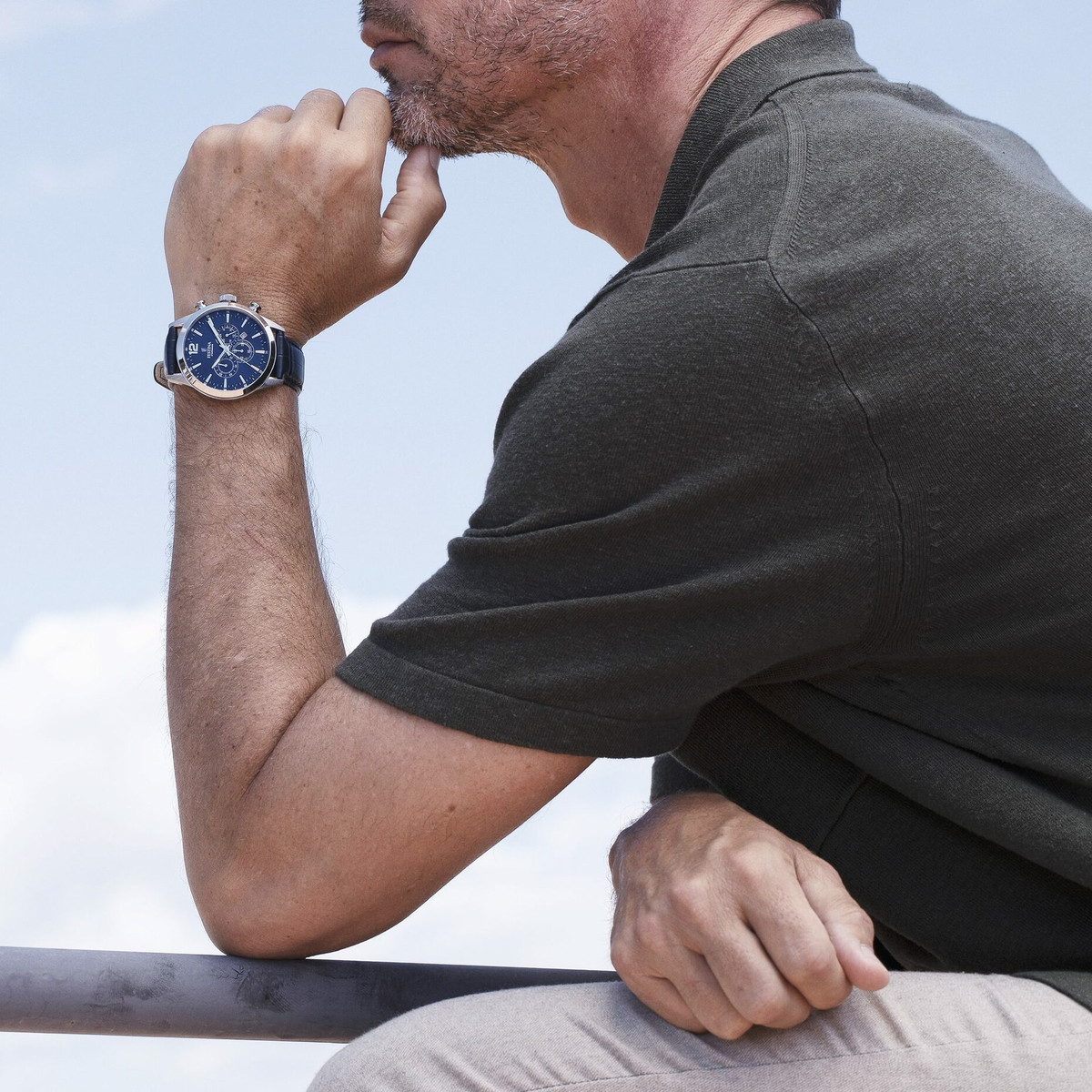 Montre Festina homme chronographe acier bracelet acier bleu - vue porté 1