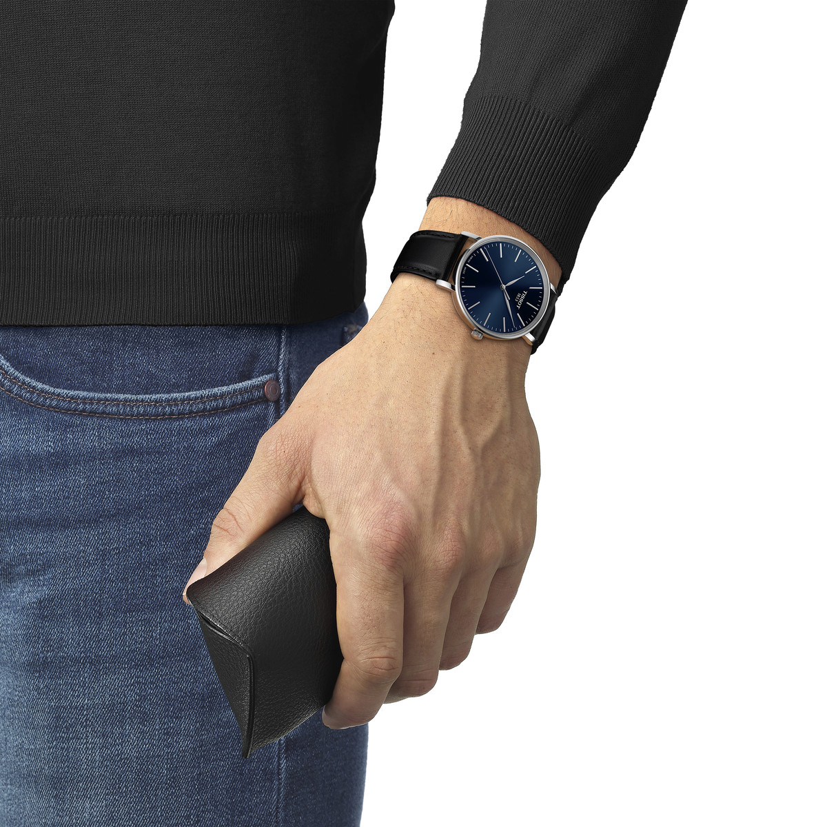 Montre TISSOT T-CLASSIC EVERYTIME homme cadran bleu bracelet cuir noir - vue porté 1