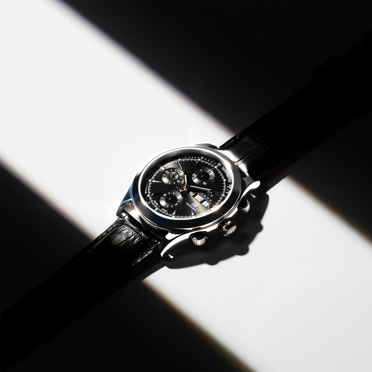 Montre MATY GM automatique chronographe cadran noir bracelet cuir noir - vue D4