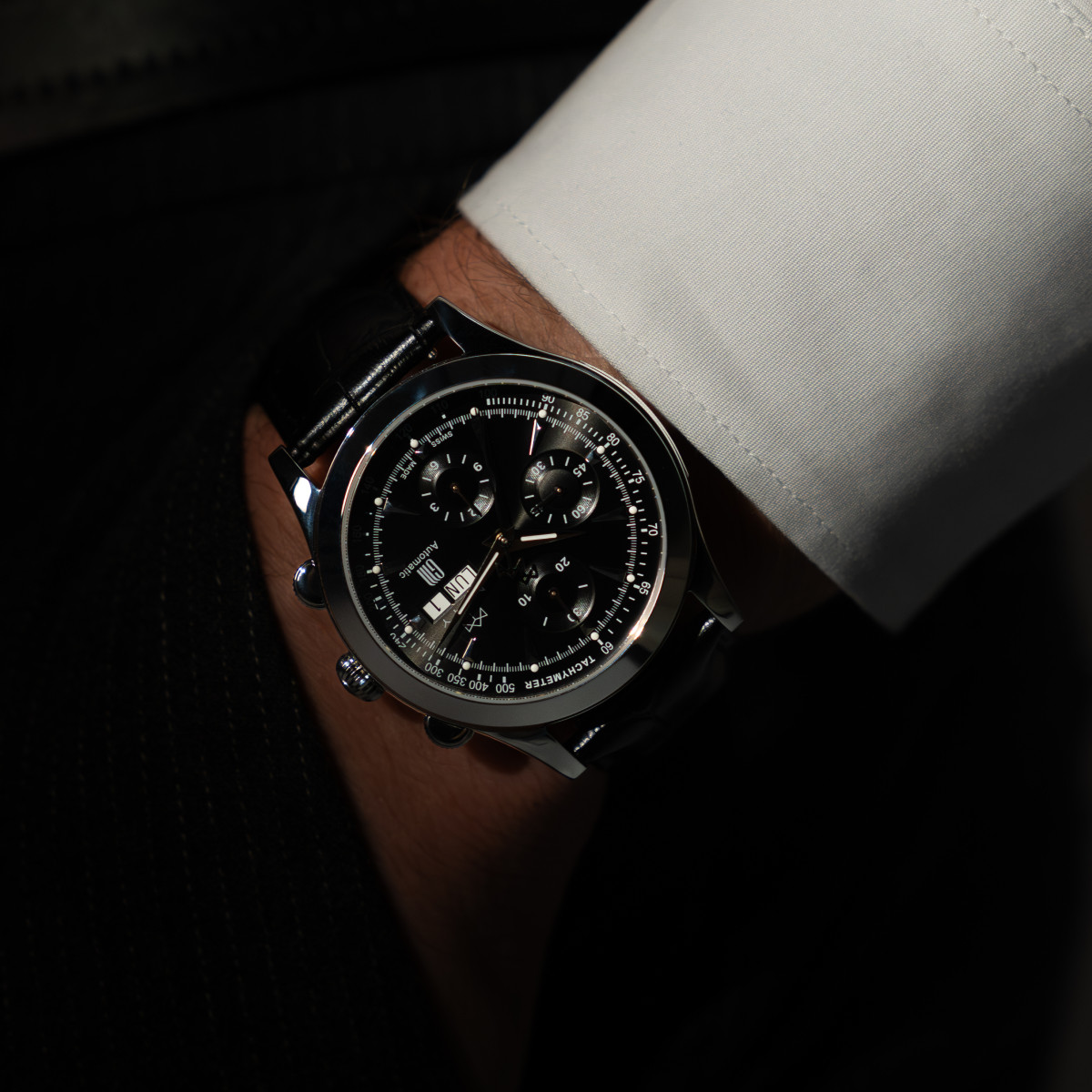Montre MATY GM automatique chronographe cadran noir bracelet cuir noir - vue porté 1
