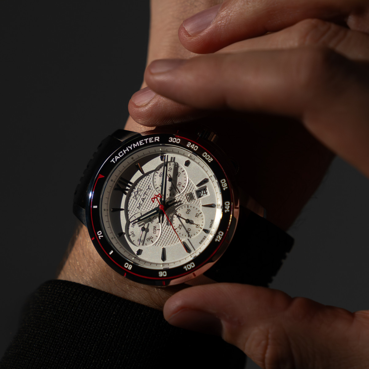 Montre MATY GM chronographe cadran blanc bracelet caoutchouc noir - vue porté 1