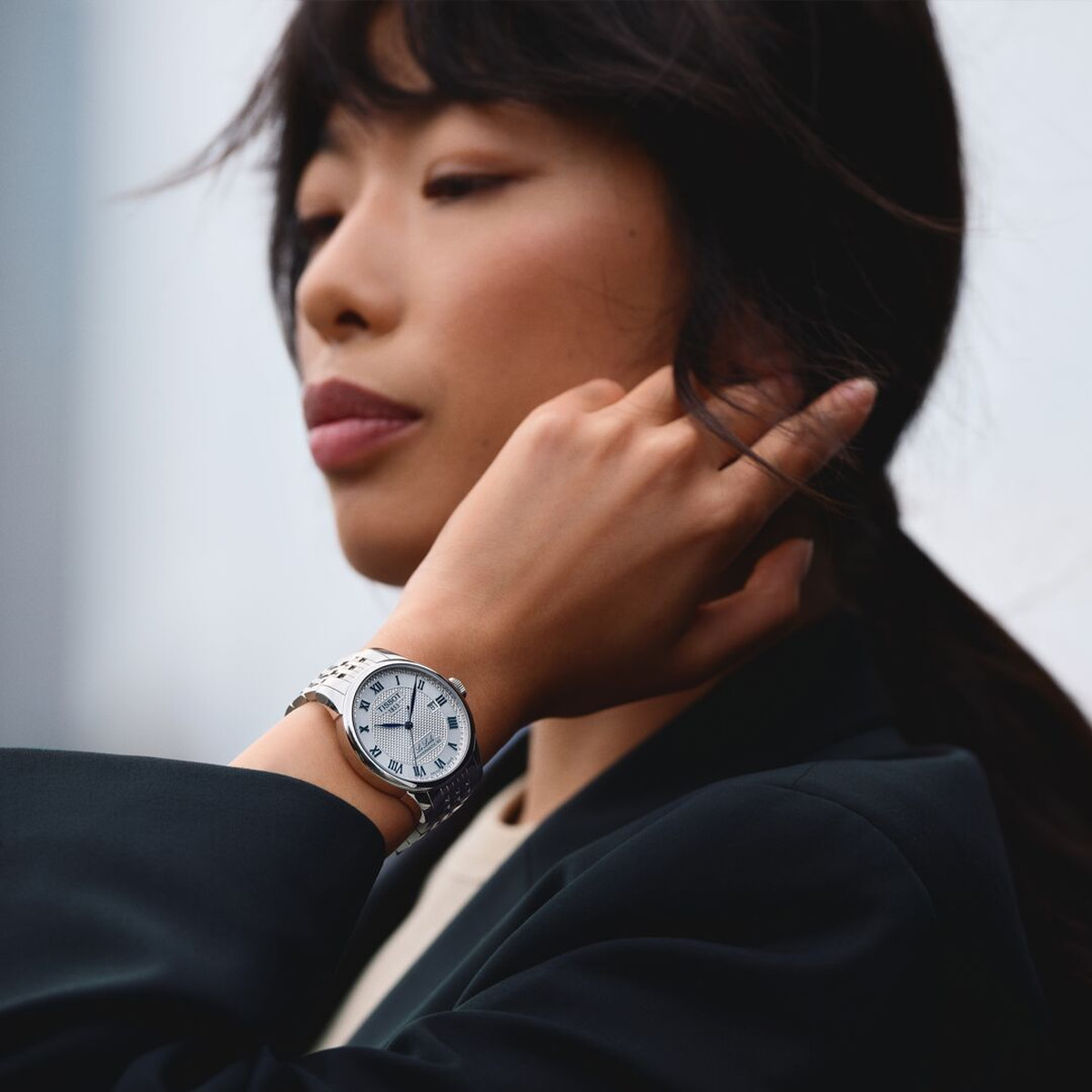 Montre TISSOT T-CLASSIC LE LOCLE 20TH ANNIVERSARY POWERMATIC 80 homme automatique, cadran gris bracelet acier inoxydable - vue porté 2