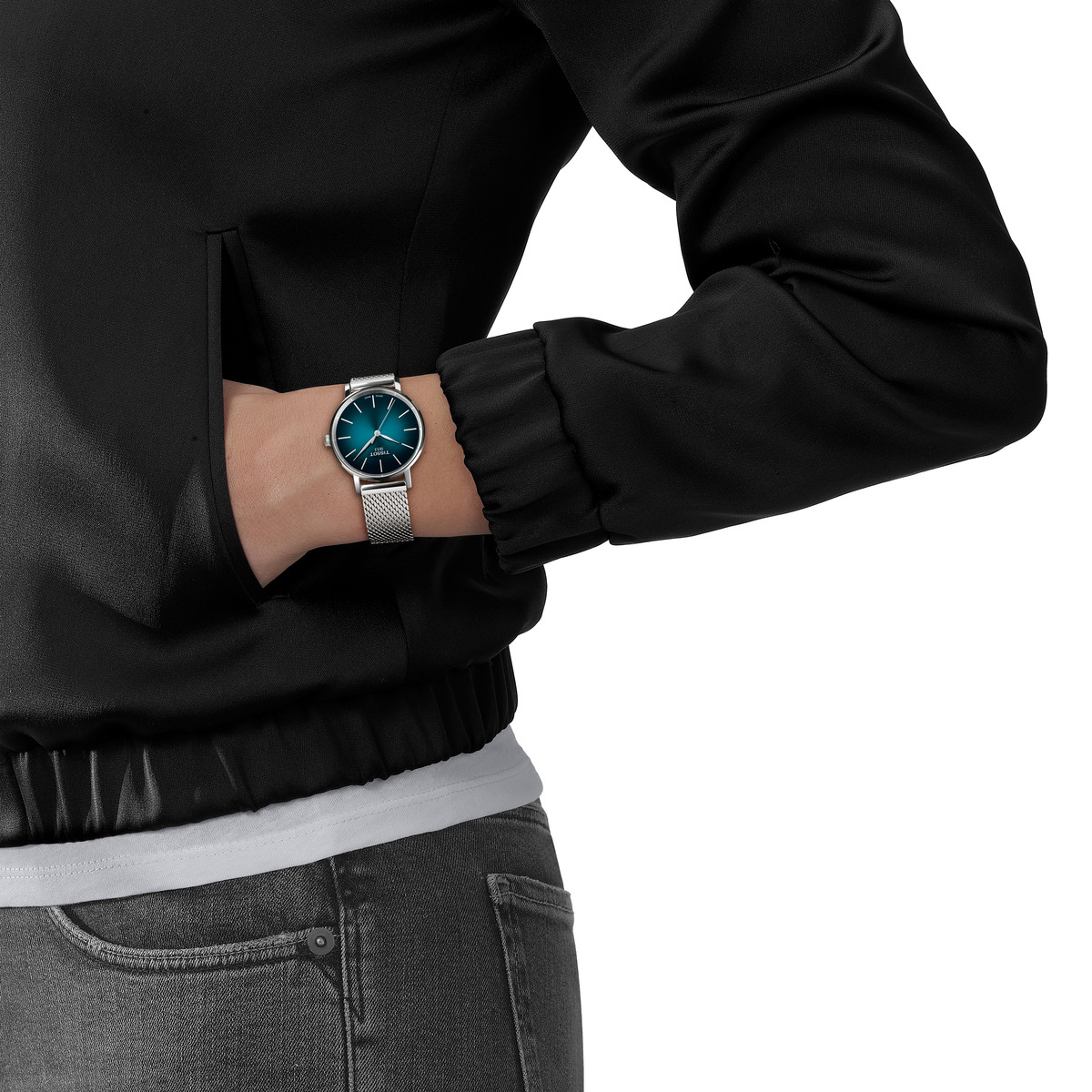 Montre TISSOT T-CLASSIC EVERYTIME mixte cadran bleu bracelet acier inoxydable - vue porté 1