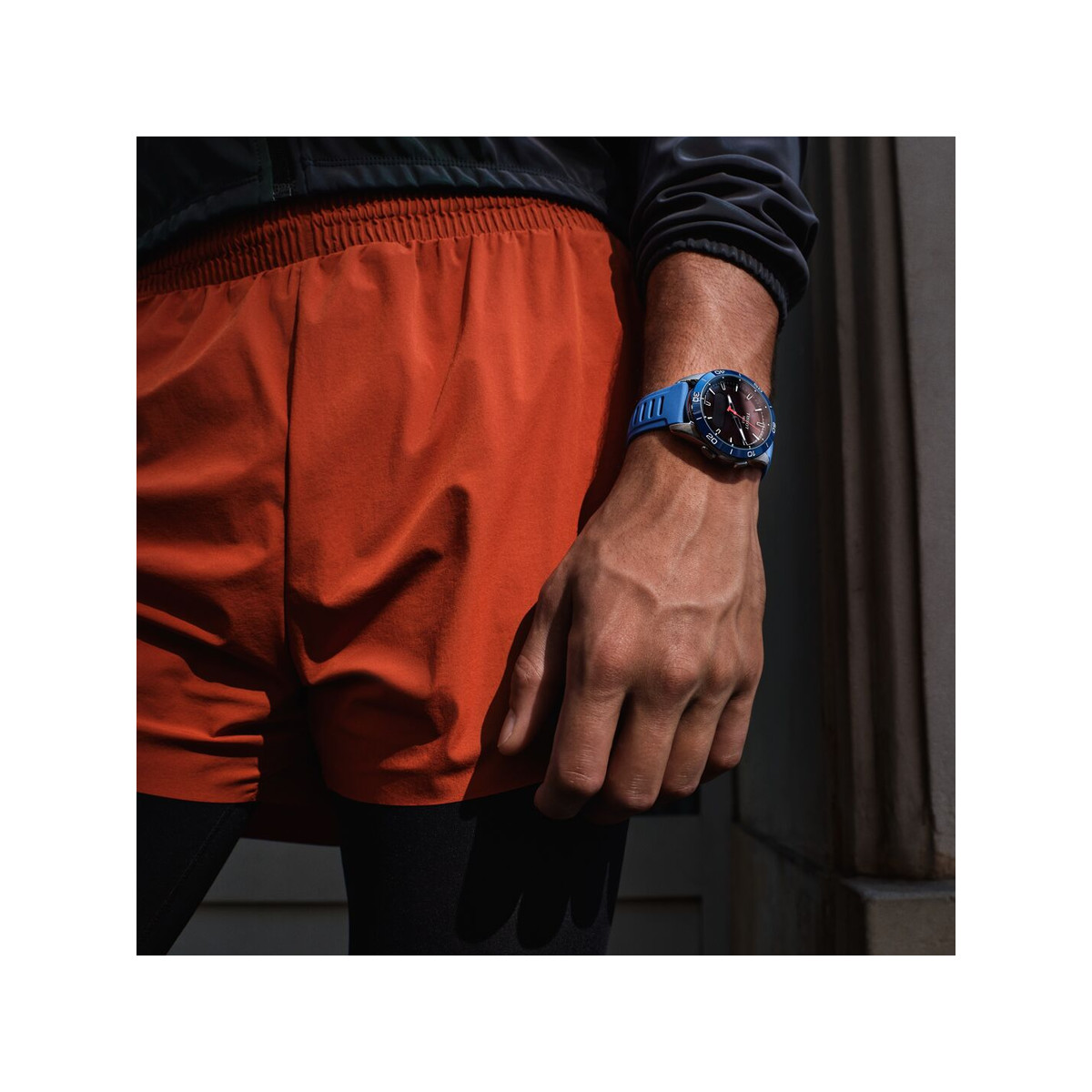 Montre TISSOT Touch collection homme solaire, bracelet silicone bleu - vue porté 4