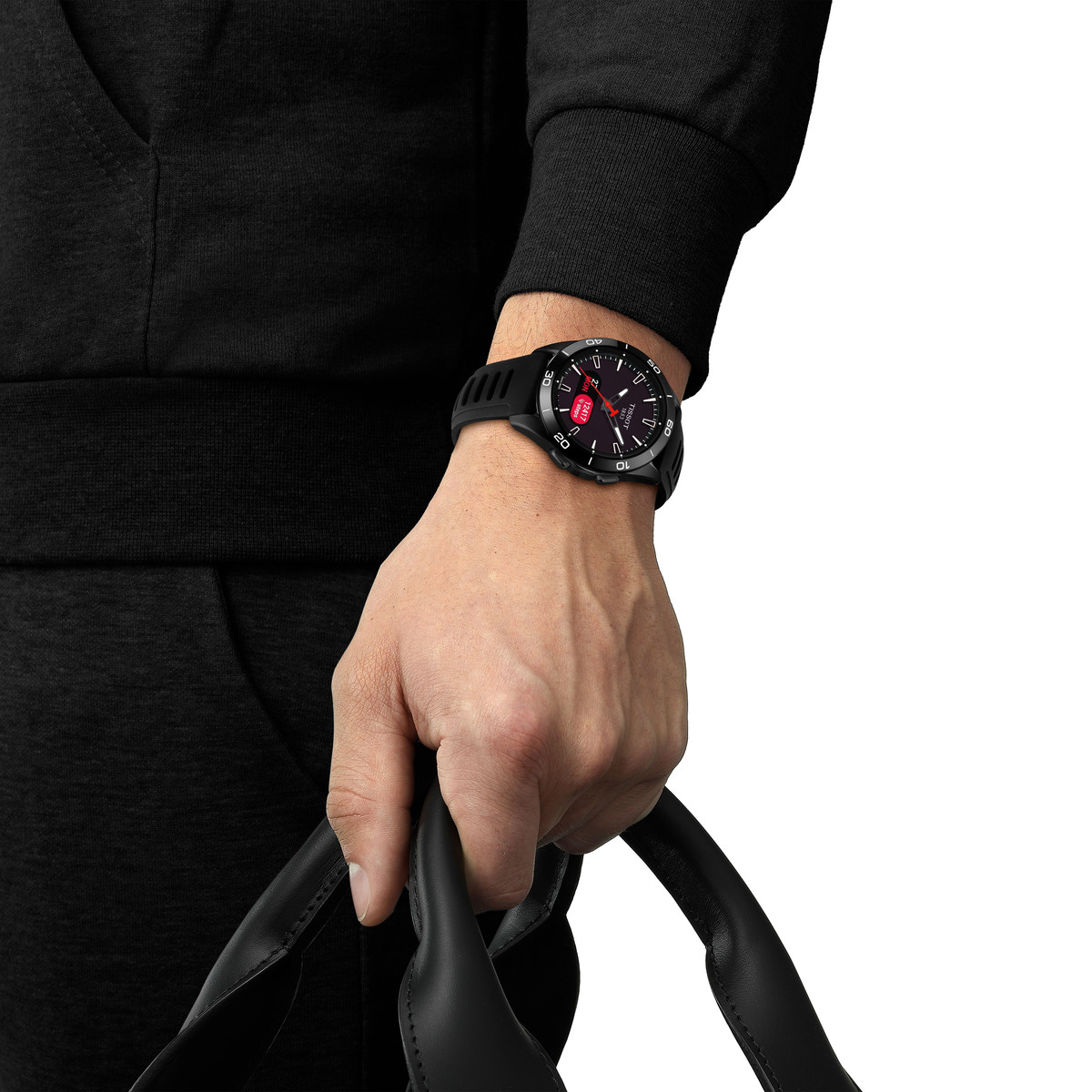 Montre TISSOT T-TOUCH CONNECT SOLAR SPORT homme cadran noir bracelet silicone noir - vue porté 1
