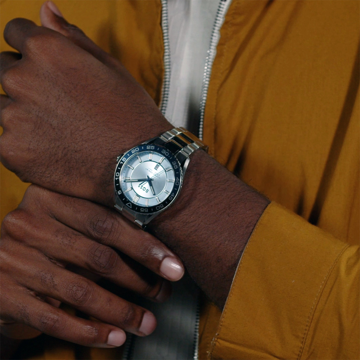 Montre BOSS runner homme bracelet acier - vue porté 1
