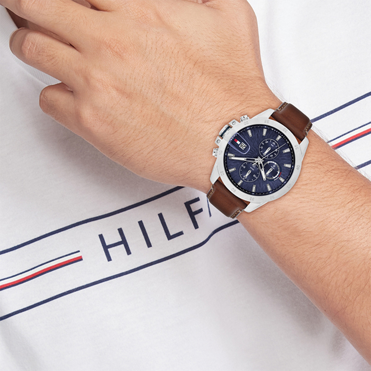 Montre TOMMY HILFIGER Jameson homme cadran bleu bracelet cuir marron - vue porté 1