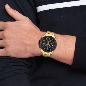Montre TOMMY HILFIGER homme cadran noir bracelet acier doré jaune