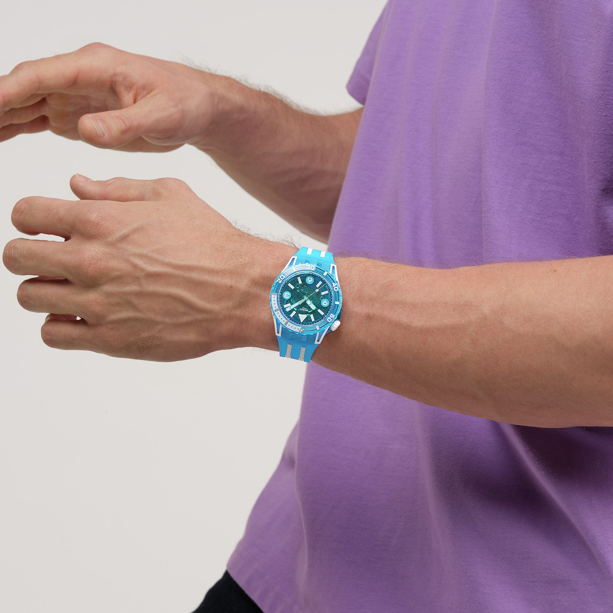 Montre SWATCH scubaqua homme cadran bleu bracelet caoutchouc bleu - vue porté 1