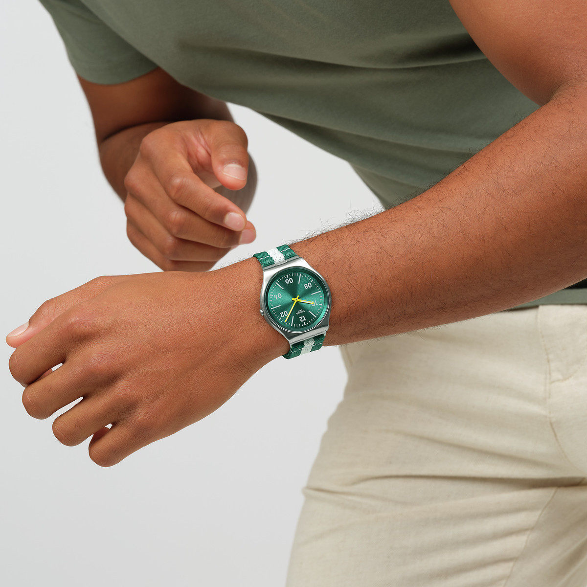 Montre SWATCH essentials homme cadran vert bracelet textile vert - vue porté 1