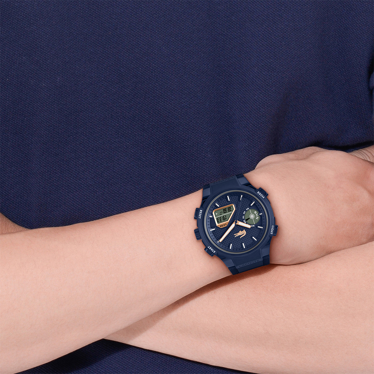 Montre LACOSTE lc33 homme bracelet silicone bleu - vue porté 1