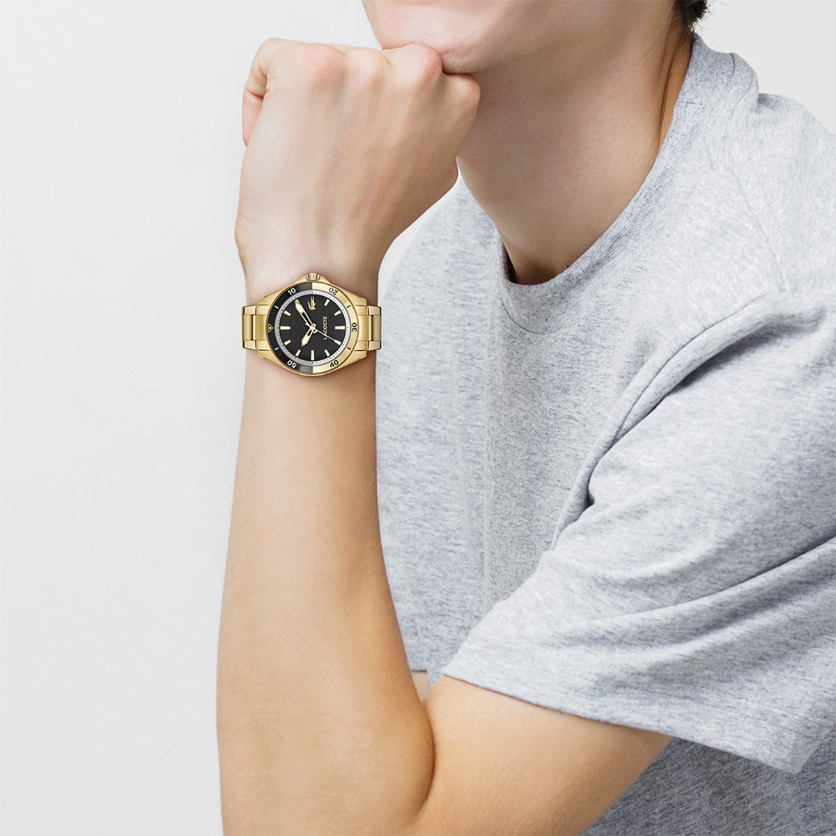 Montre LACOSTE mainsail homme bracelet acier inoxydable doré jaune - vue porté 1