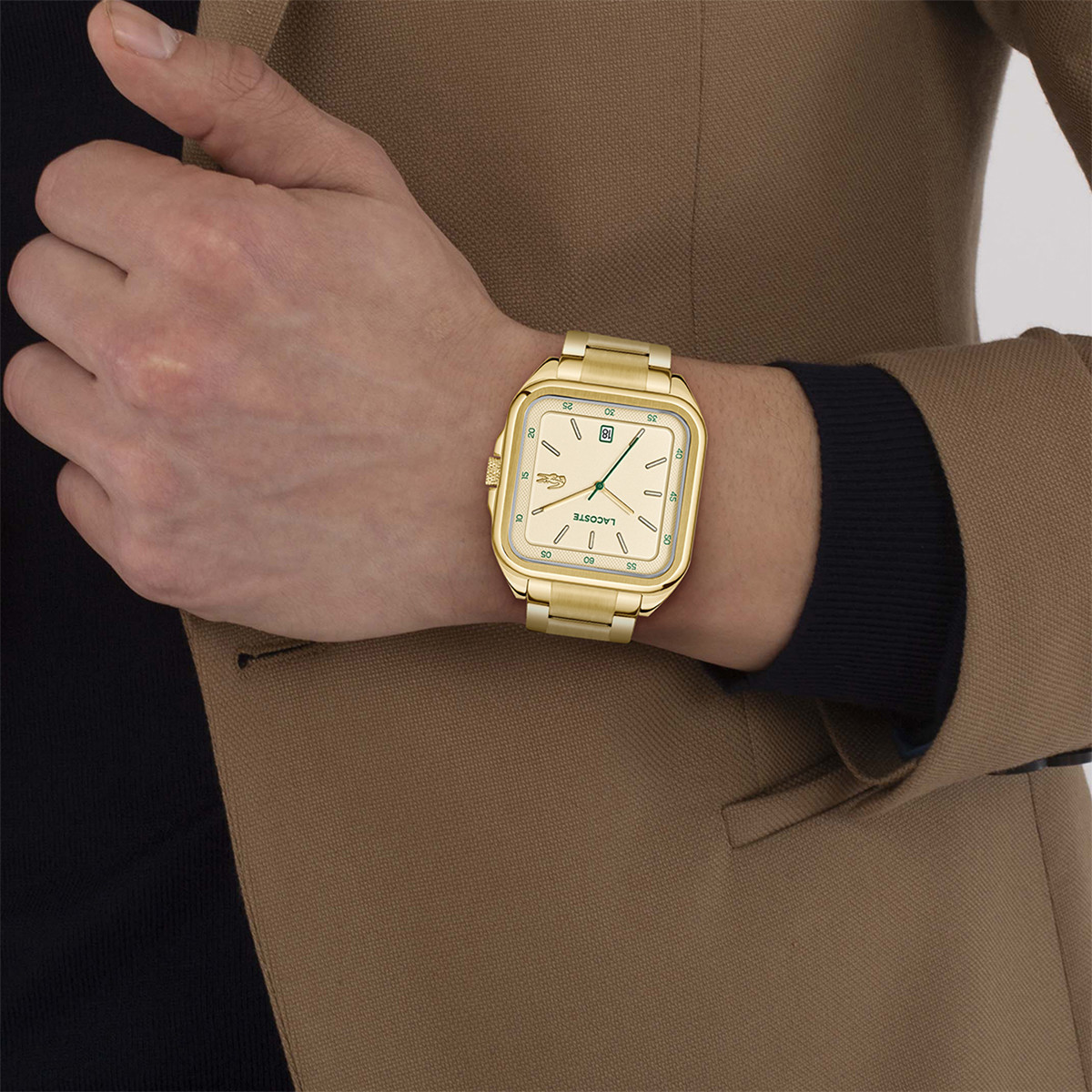 Montre LACOSTE LACOSTE.12.12 up homme bracelet acier inoxydable doré jaune - vue porté 1
