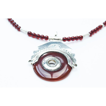 Collier touareg déesse en agate rouge