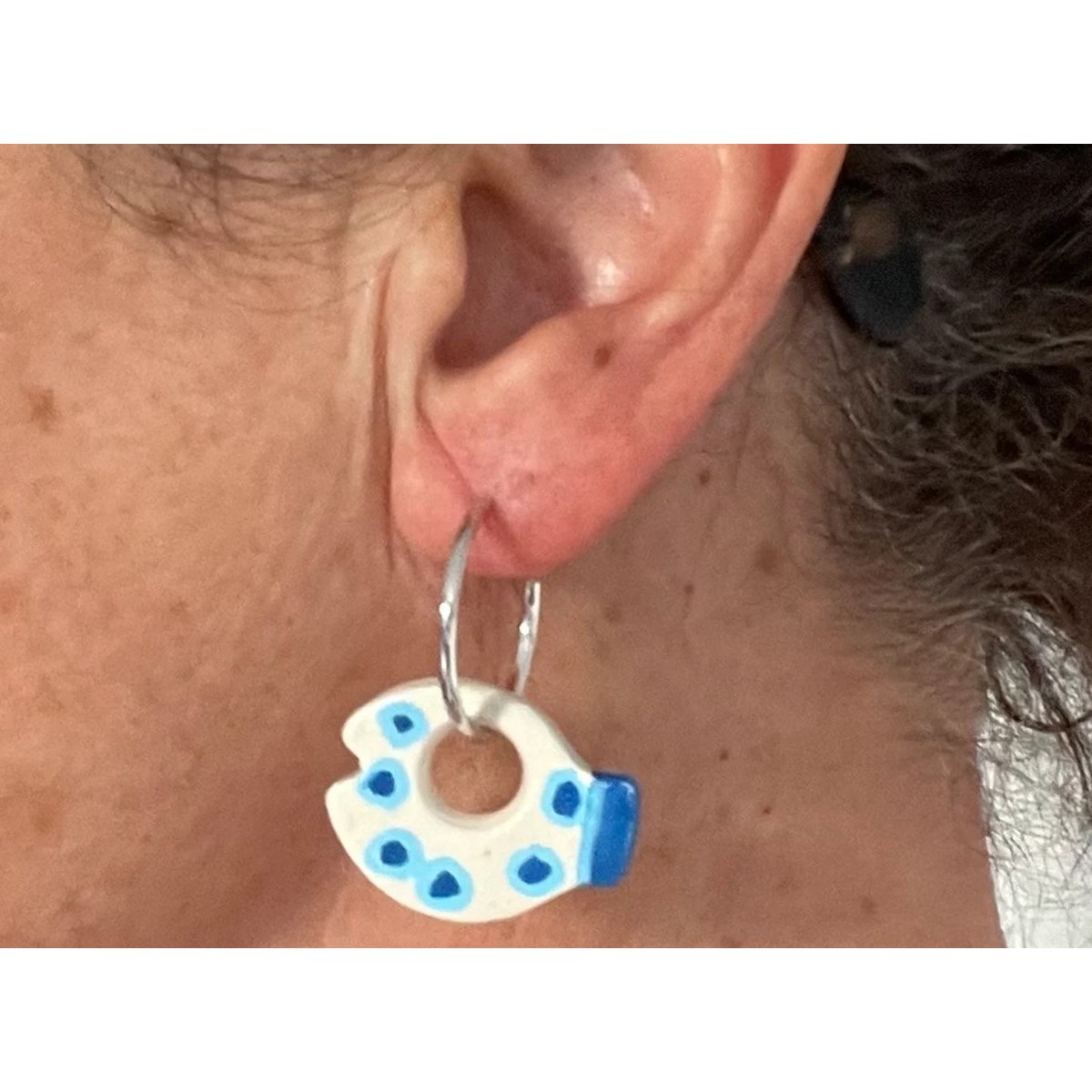 Boucles d'oreilles, créoles poisson en céramique - Modèle unique artisanal - vue 4