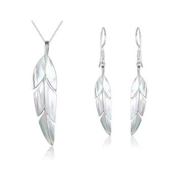 Bijoux de créateurs en argent, des boucles d'oreille-Nacre Blanche-feuilles de bananier-Femme-Blanc-disponible en parure avec le pendentif assorti