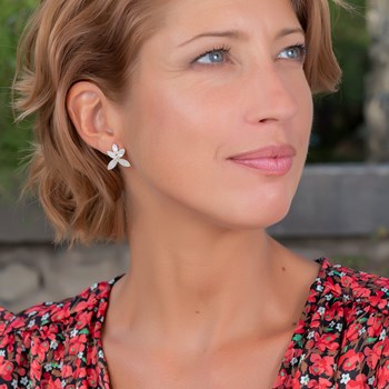 Boucles d'oreille poussette en argent massif 925 avec fleur en nacre blanche | Aden