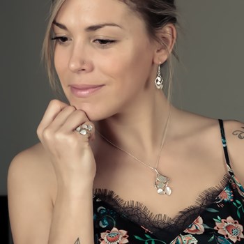 Pendentif feuillage de nacre blanche sertie argent 925